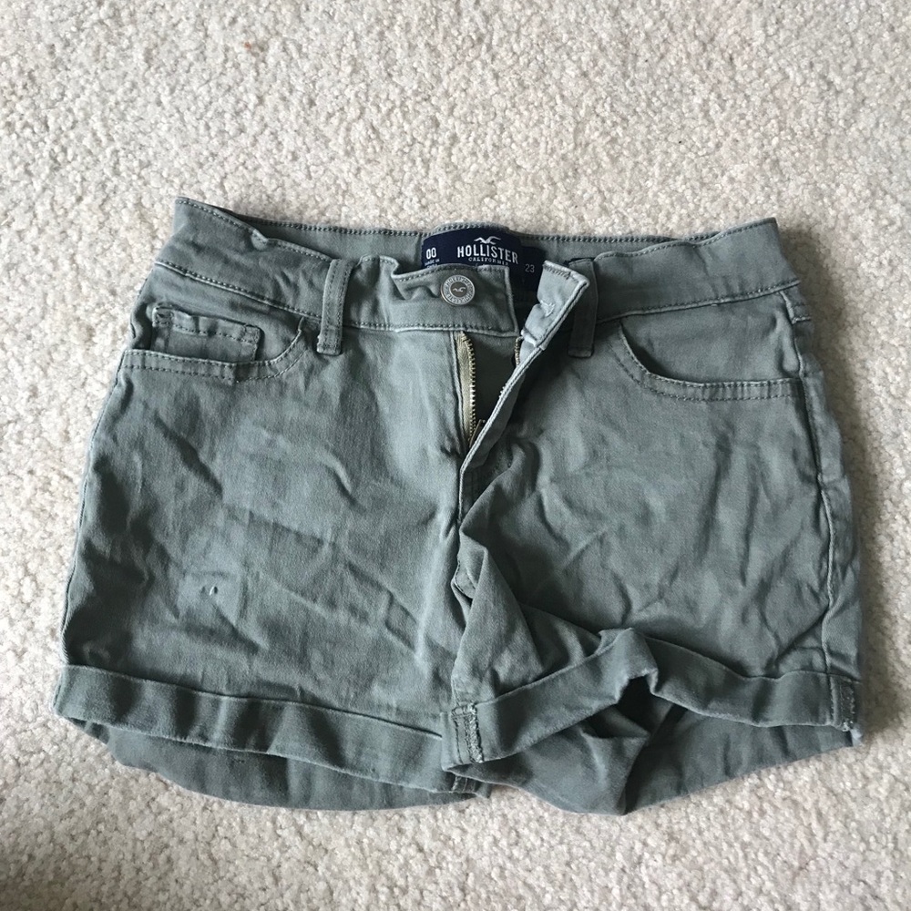 Hollister Low-Rise Midi Short Green Shorts! 00w23